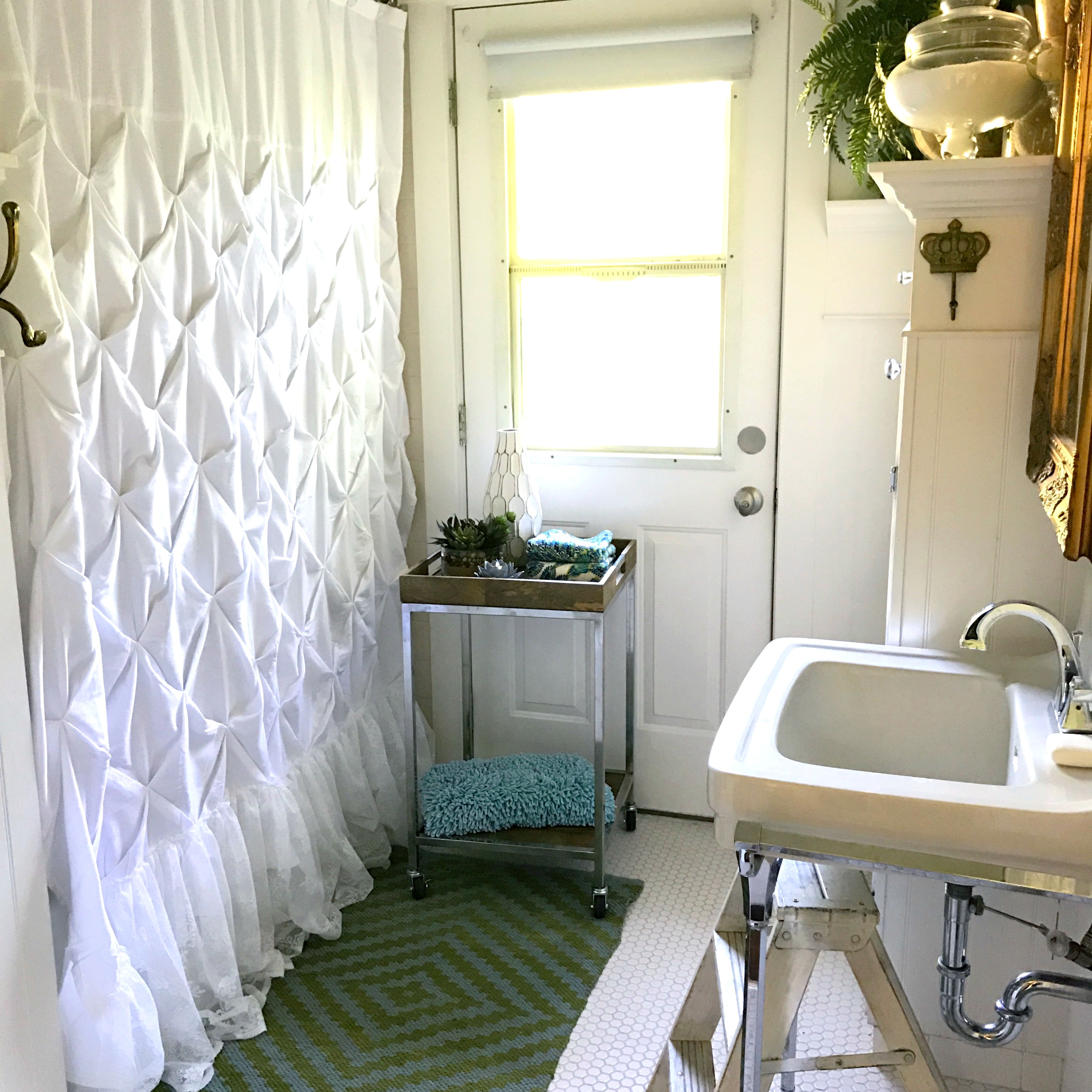 Updating a Small Farmhouse Bathroom