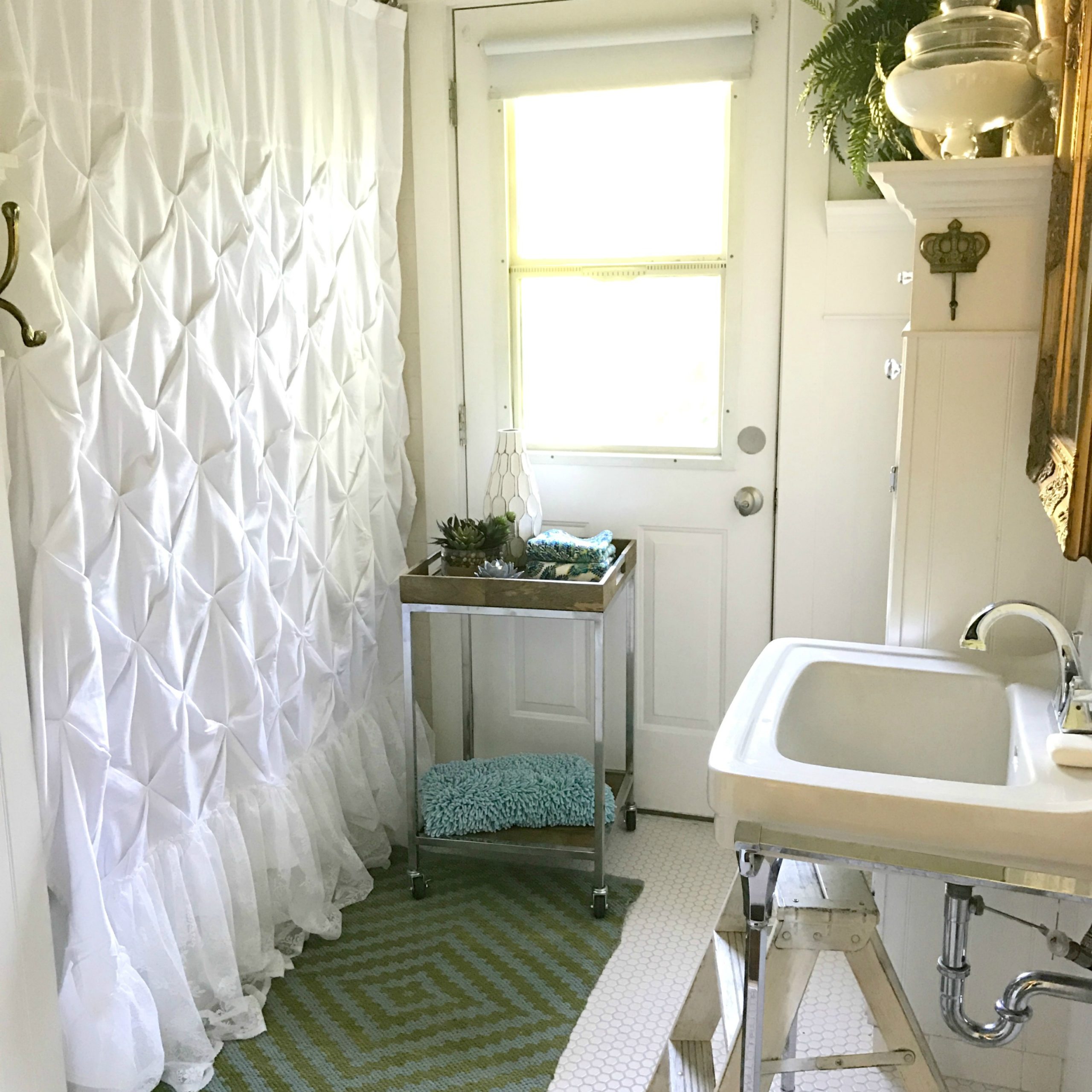 Updating a Small Farmhouse Bathroom – Hallstrom Home