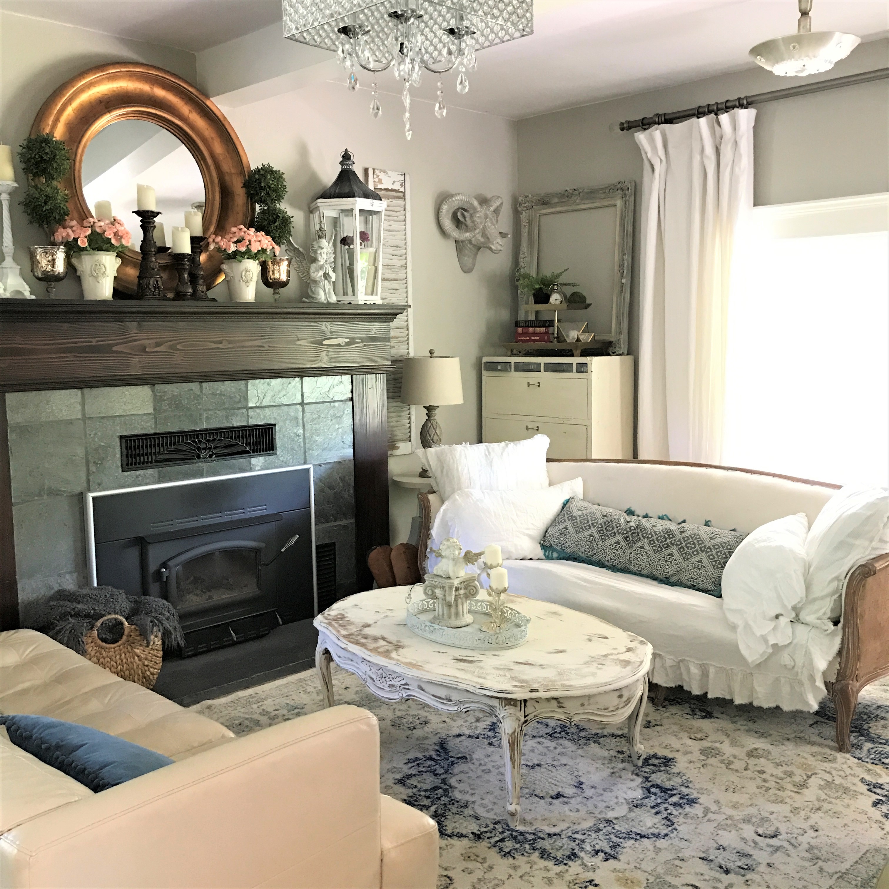 10 Gorgeous Farmhouse Living Rooms|farmhouse living room|shabby chic|white farmhouse|farmhouse decor|living room update|antique|diy|tutorials|update new year|new home decor|winter decor|shabby chic farmhouse|how to|pillows|farmhouse pillows|magnolia|chip and joanna|joanna gaines|hallstrom home