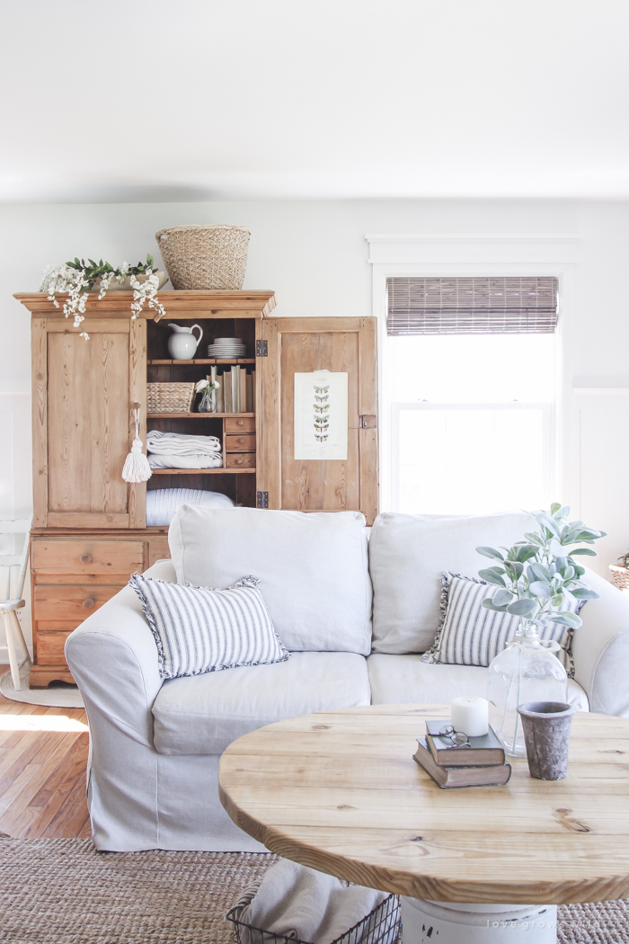 10 Gorgeous Farmhouse Living Rooms|farmhouse living room|shabby chic|white farmhouse|farmhouse decor|living room update|antique|diy|tutorials|update new year|new home decor|winter decor|shabby chic farmhouse|how to|pillows|farmhouse pillows|magnolia|chip and joanna|joanna gaines|hallstrom home