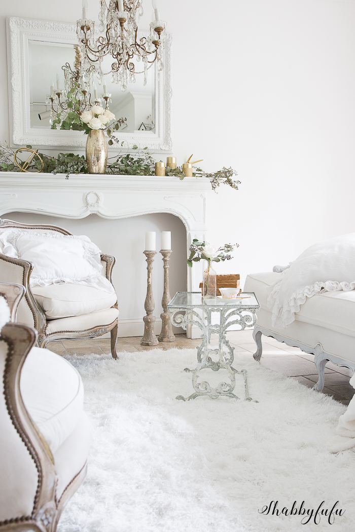 10 Gorgeous Farmhouse Living Rooms|farmhouse living room|shabby chic|white farmhouse|farmhouse decor|living room update|antique|diy|tutorials|update new year|new home decor|winter decor|shabby chic farmhouse|how to|pillows|farmhouse pillows|magnolia|chip and joanna|joanna gaines|hallstrom home