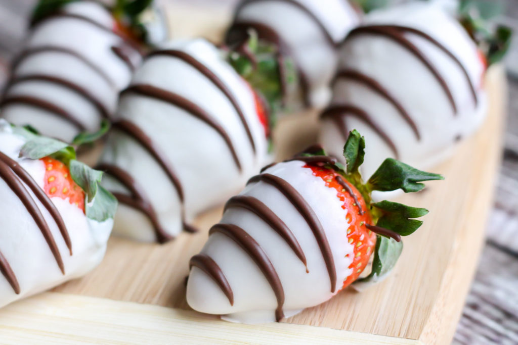 6 white chocolate and dark chocolate drizzled on strawberries