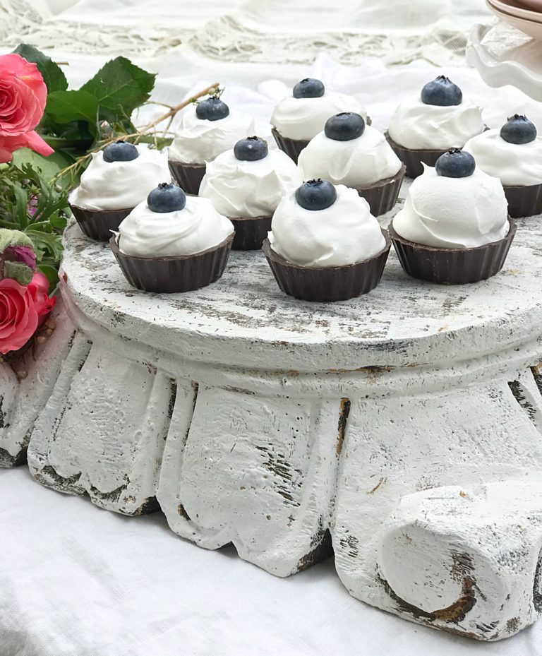 white pedestal of 10 mini cheesecakes