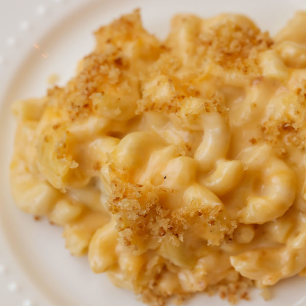 plate of mac and cheese