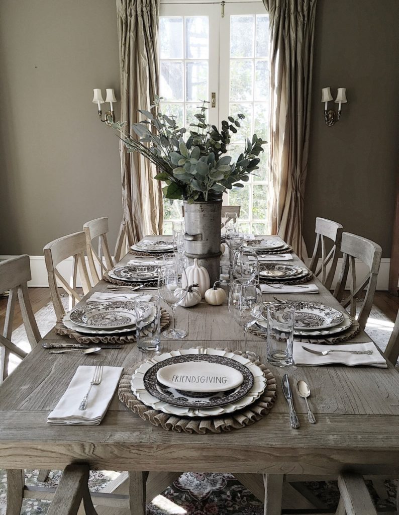 friendsgiving tablesetting