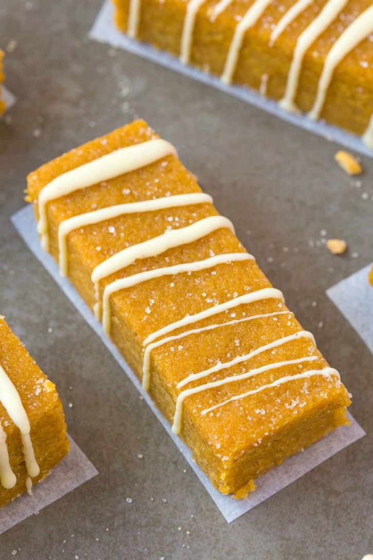 pumpkin spice bar with wihe frosting