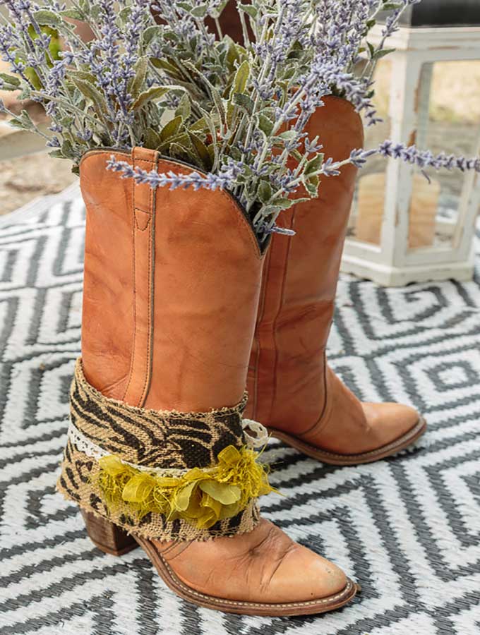 Farmhouse Front Porch|country style porch|farmhouse decor|shabby chic|shabby chic porch|front porch ideas|Modern Farmhouse|Farmhouse decor|home decorating ideas|home decor|farmhouse decor|shabby chic decor|hallstrom home