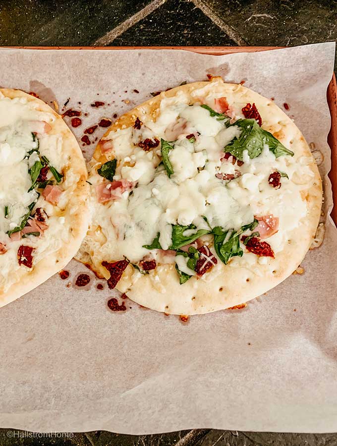 Magnolia Table Pizza|magnolia table recipes|Magnolia table menu|magnolia table cookbook|magnolia table flatbread pizza|pizza recipe|flatbread pizza|joanna gaines|magnolia market|farmhouse recipes|easy dinner|quick dinner|dinner recipes|hallstromhome