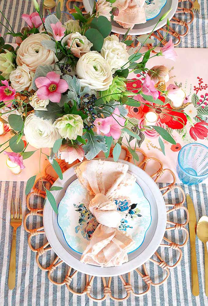 Spring Tablescape with Easy Desserts|Spring tablescape|easter tablescape|cake recipes|cupcake recipes|easy recipes|easy desserts|coconut cake|carrot cake|easter dessert|farmhouse tablescape|modern tablescape|table setting|spring table setting|best dessert|kids dessert|Hallstrom Home