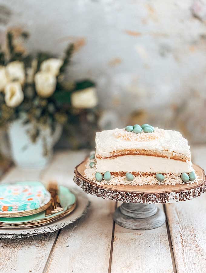 Spring Tablescape with Easy Desserts|Spring tablescape|easter tablescape|cake recipes|cupcake recipes|easy recipes|easy desserts|coconut cake|carrot cake|easter dessert|farmhouse tablescape|modern tablescape|table setting|spring table setting|best dessert|kids dessert|Hallstrom Home