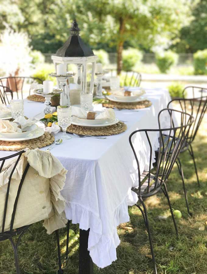 Spring Outdoor Table Ideas|Casual outdoor table|Spring tablescape|outdoor party|party planning|farmhouse|farmhouse dining|patio dining|Spring outdoor decorations|summer decorations|Outdoor table centerpieces|outdoor table decorating ideas|dinner party|shabby chic|farmhouse style|how to style|how to style outdoor table|hallstrom home