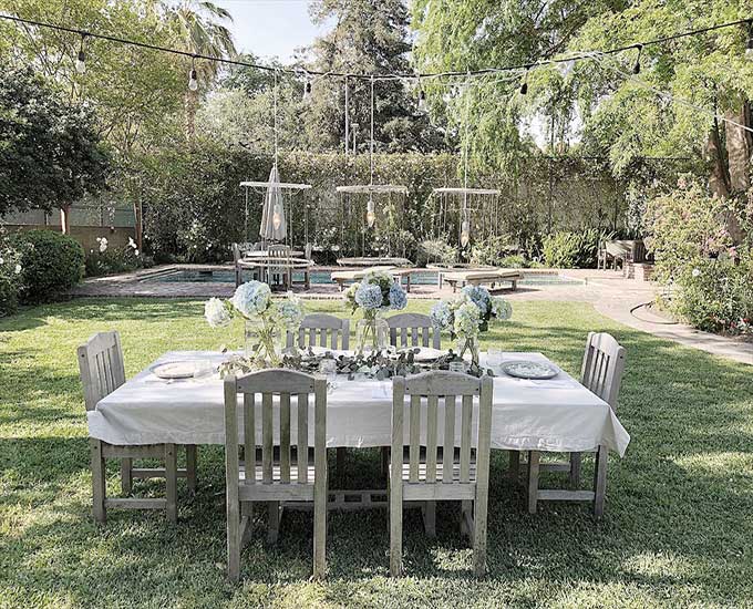 Spring Outdoor Table Ideas|Casual outdoor table|Spring tablescape|outdoor party|party planning|farmhouse|farmhouse dining|patio dining|Spring outdoor decorations|summer decorations|Outdoor table centerpieces|outdoor table decorating ideas|dinner party|shabby chic|farmhouse style|how to style|how to style outdoor table|hallstrom home