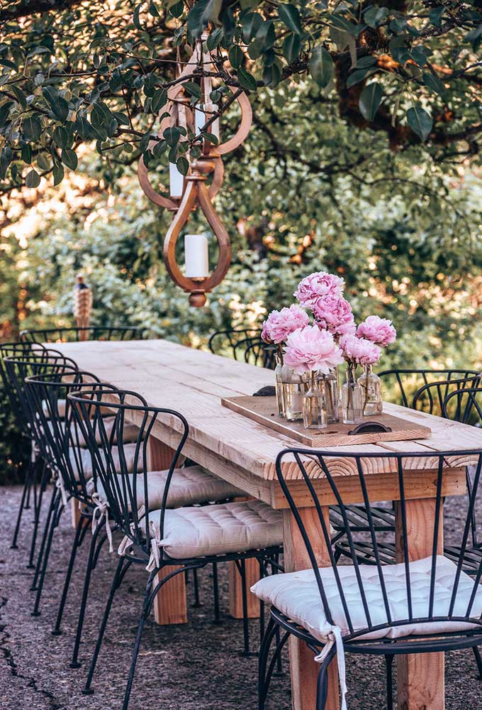 DIY Outdoor Farmhouse Table|Wood table plans|extra long table\long outdoor table|Long wood table|table plans|farmhouse Table|diy home decor|diy table|farmhouse wood table diy|tablescape|easy outdoor table plans|custom wood table|summer dining|veranda|summer tablescape|HallstromHome