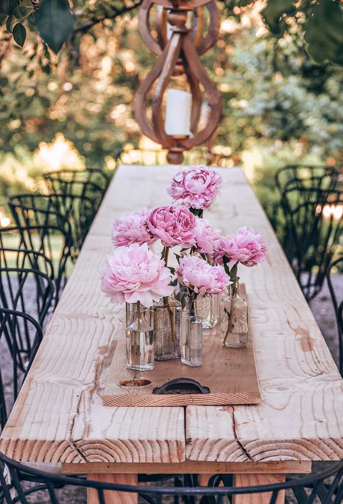 DIY Outdoor Farmhouse Table|Wood table plans|extra long table\long outdoor table|Long wood table|table plans|farmhouse Table|diy home decor|diy table|farmhouse wood table diy|tablescape|easy outdoor table plans|custom wood table|summer dining|veranda|summer tablescape|HallstromHome