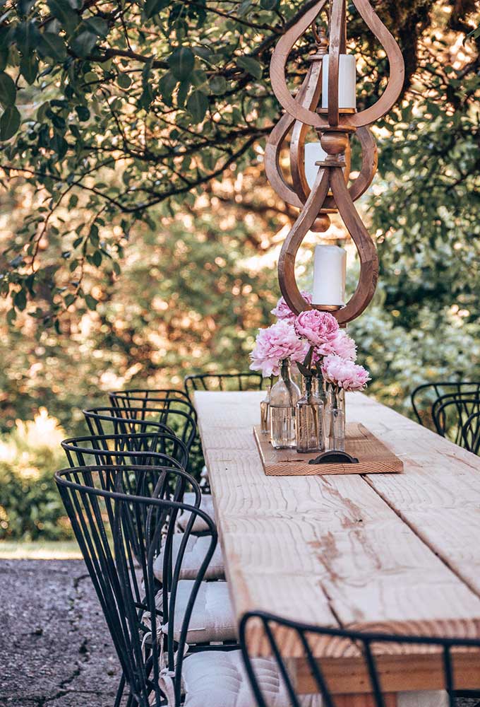 DIY Outdoor Farmhouse Table|Wood table plans|extra long table\long outdoor table|Long wood table|table plans|farmhouse Table|diy home decor|diy table|farmhouse wood table diy|tablescape|easy outdoor table plans|custom wood table|summer dining|veranda|summer tablescape|HallstromHome