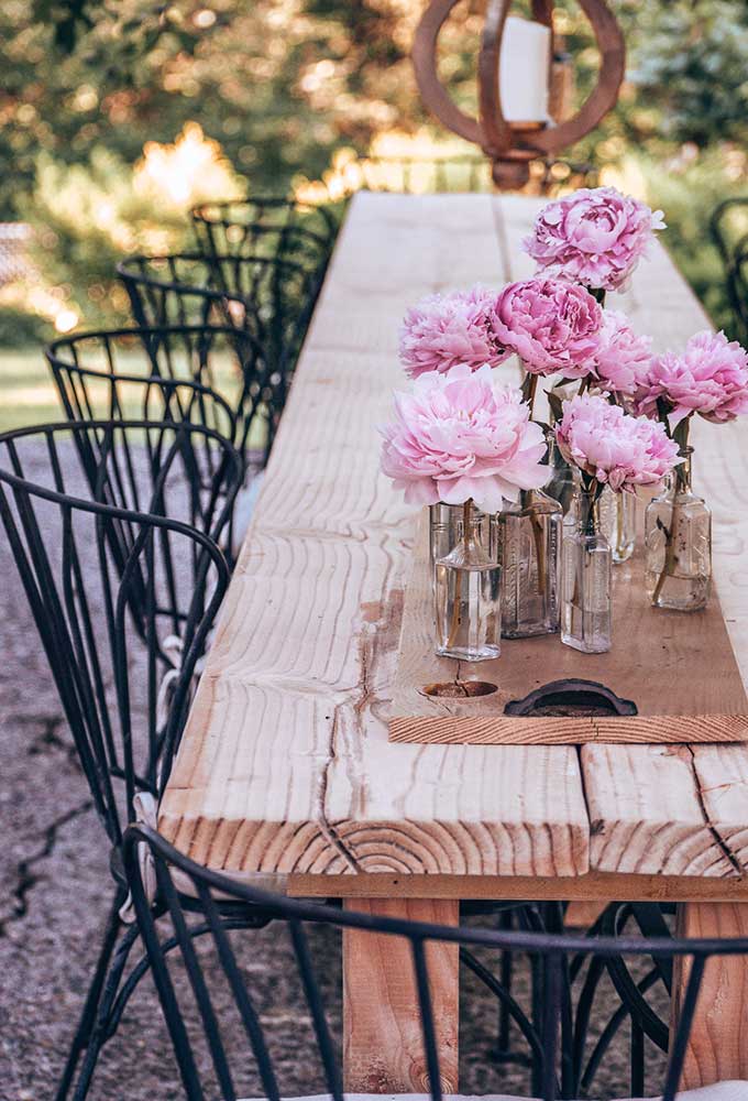 DIY Outdoor Farmhouse Table|Wood table plans|extra long table\long outdoor table|Long wood table|table plans|farmhouse Table|diy home decor|diy table|farmhouse wood table diy|tablescape|easy outdoor table plans|custom wood table|summer dining|veranda|summer tablescape|HallstromHome