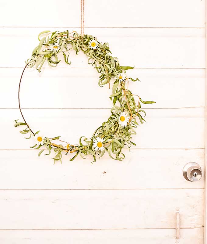 Floral Hoop Wreath DIY |Fall Wreath|kids crafts|farmhouse wreath|farmhouse wall decor|shabby chic decor|farmhouse style|Fall crafts|farmhouse Fall wreath|daisy wreath|easy diy wreath|outdoor wreath|diy wreath decor| hallstrom home