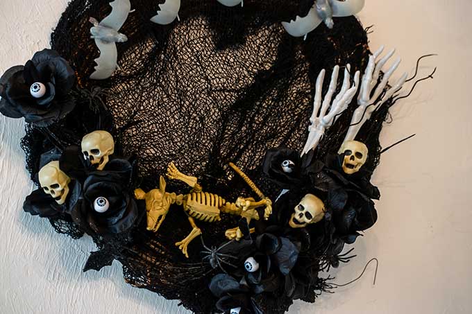 Creepy Halloween Wreath Tutorial |scary halloween|creepy halloween decor|wreath making|halloween wreath|halloween wreath diy|halloween wreath supplies|outdoor halloween wreath|front door wreath|easy wreath diy|skeleton wreath|steampunk wreath|Halloween bat wreath|eyeball halloween wreath|spider web wreath|halloween decor|Hallstrom Home