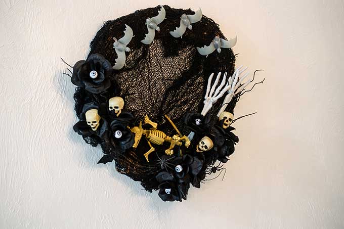 Creepy Halloween Wreath Tutorial |scary halloween|creepy halloween decor|wreath making|halloween wreath|halloween wreath diy|halloween wreath supplies|outdoor halloween wreath|front door wreath|easy wreath diy|skeleton wreath|steampunk wreath|Halloween bat wreath|eyeball halloween wreath|spider web wreath|halloween decor|Hallstrom Home