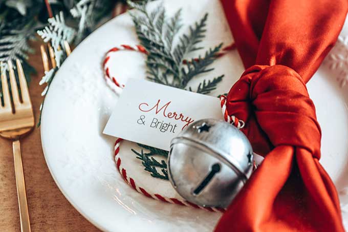 Easy Christmas Table Setting with Red |elegant Christmas Table| Holiday table|Christmas dinner|printables|free printables|christmas printables|shabby chic decor|farmhouse style|farmhouse christmas|easy tablescape|easy christmas tablescape|chic farmhouse|white farmhouse|vintage christmas|easy tablescape ideas|Hallstrom Home