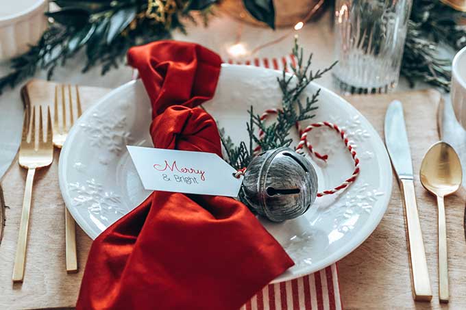 Easy Christmas Table Setting with Red |elegant Christmas Table| Holiday table|Christmas dinner|printables|free printables|christmas printables|shabby chic decor|farmhouse style|farmhouse christmas|easy tablescape|easy christmas tablescape|chic farmhouse|white farmhouse|vintage christmas|easy tablescape ideas|Hallstrom Home