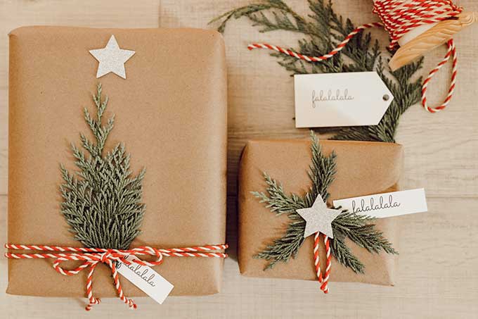 Gift wrapping Christmas presents with natural materials - Gardens