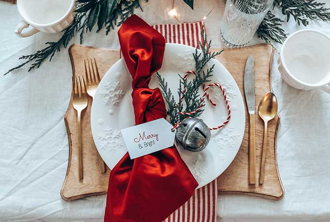 Easy Christmas Table Setting with Red |elegant Christmas Table| Holiday table|Christmas dinner|printables|free printables|christmas printables|shabby chic decor|farmhouse style|farmhouse christmas|easy tablescape|easy christmas tablescape|chic farmhouse|white farmhouse|vintage christmas|easy tablescape ideas|Hallstrom Home