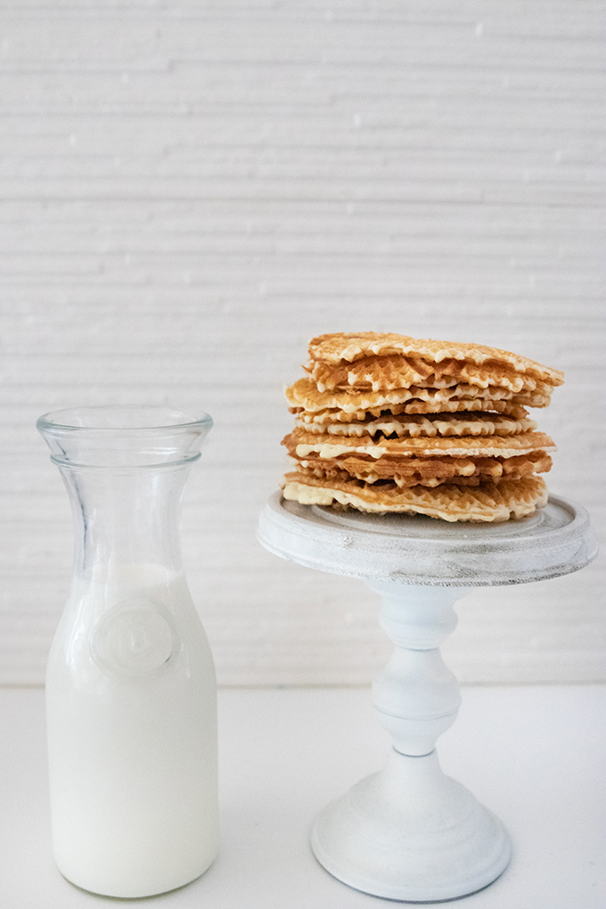 Tiered Tray Style Tips |Farmhouse Kitchen|Farmhouse Tiered Tray|Tiered Tray Styling|Cookie Tray Party|Party Planning|Cookie Party Tray|How to Decorate a Tiered Tray|Farmhouse Tiered Tray Decor|Cookie Tray Display|Farmhouse Kitchen Decor|Kitchen Farmhouse Style|Hallstrom Home