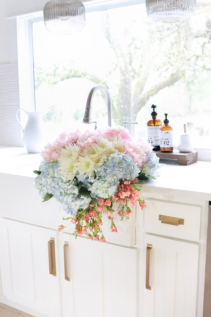 5 Tips to Make Faux Flowers Look Real |Faux Flowers|best faux flowers|farmhouse flowers|fresh flowers|fresh and faux flowers|how to style faux flowers|farmhouse style|shabby chic home|flower arrangement|spring flowers|diy flowers|diy flower arrangement|mixing fresh and real|faux flowers look real|french farmhouse|Hallstrom Home