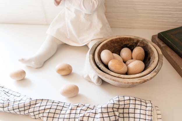 5 Ideas for Wood Easter Eggs |wood eggs|easter egg|easter egg diy|diy easter crafts|easter crafts|painted eggs|chalk paint|chalk paint diy|decopage egg|velvet easter eggs|easter egg craft| HallstromHome