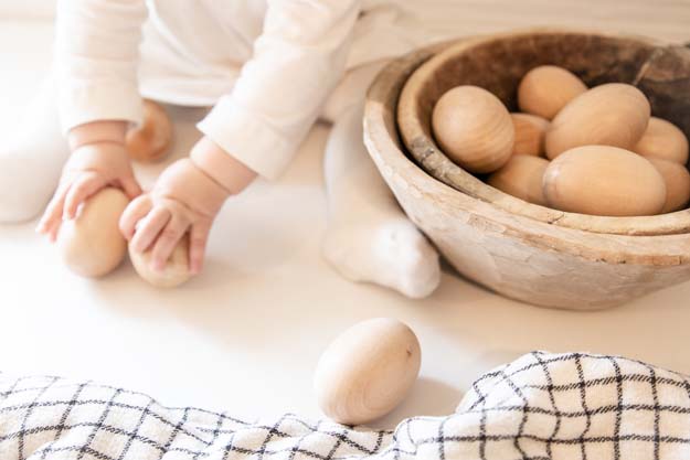 5 Ideas for Wood Easter Eggs |wood eggs|easter egg|easter egg diy|diy easter crafts|easter crafts|painted eggs|chalk paint|chalk paint diy|decoupage egg|velvet easter eggs|easter egg craft| HallstromHome