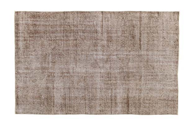 Picking a Farmhouse Rug |farmhouse style|farmhouse rug|farmhouse living|antique farmhouse rug|best rugs|trending rugs|oriental rug|farmhouse oriental rugs|farmhouse living room|living room rug|wool rug|how to style rug|style wool rug|HallstromHome