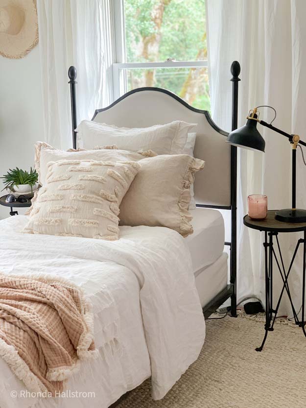 7 Style Tips for a Girls Bedroom |girls bedroom|farmhouse rug|modern farmhouse|modern rug|boho room|girls room|girls bedroom|Girls bedroom decor|boho bedding|house plants|best house plants|jute rug|layer rug|fringe rug|Hallstrom Home