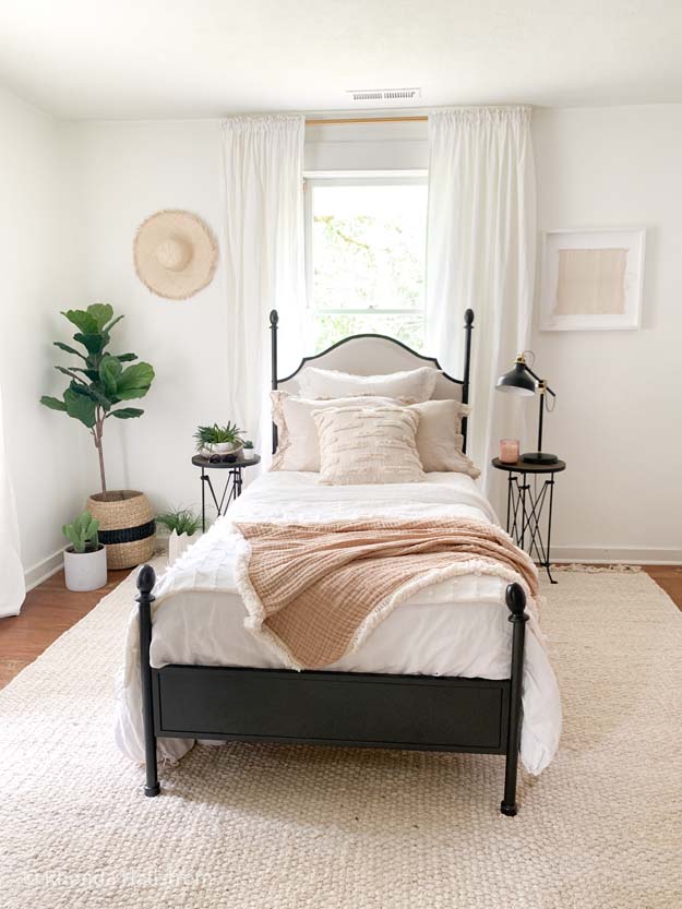 7 Style Tips for a Girls Bedroom |girls bedroom|farmhouse rug|modern farmhouse|modern rug|boho room|girls room|girls bedroom|Girls bedroom decor|boho bedding|house plants|best house plants|jute rug|layer rug|fringe rug|Hallstrom Home