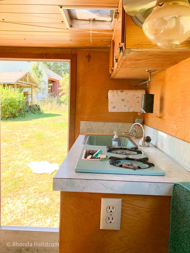 Camper Trailer Fixer Upper |camper reno|camper renovation|trailer reno|trailer renovation|diy fixer upper|fixer upper|diy trailer|update trailer|trailer update|shabby chic trailer|gypsy trailer|shabby chic|caravan|caravan reno|farmhouse style|modern farmhouse|HallstromHome