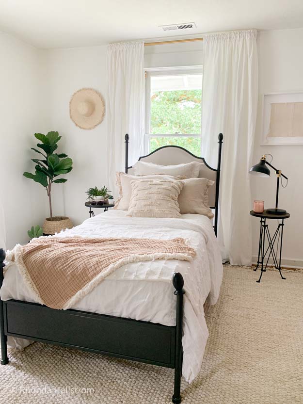 7 Style Tips for a Girls Bedroom |girls bedroom|farmhouse rug|modern farmhouse|modern rug|boho room|girls room|girls bedroom|Girls bedroom decor|boho bedding|house plants|best house plants|jute rug|layer rug|fringe rug|Hallstrom Home