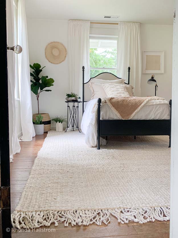 7 Style Tips for a Girls Bedroom |girls bedroom|farmhouse rug|modern farmhouse|modern rug|boho room|girls room|girls bedroom|Girls bedroom decor|boho bedding|house plants|best house plants|jute rug|layer rug|fringe rug|Hallstrom Home