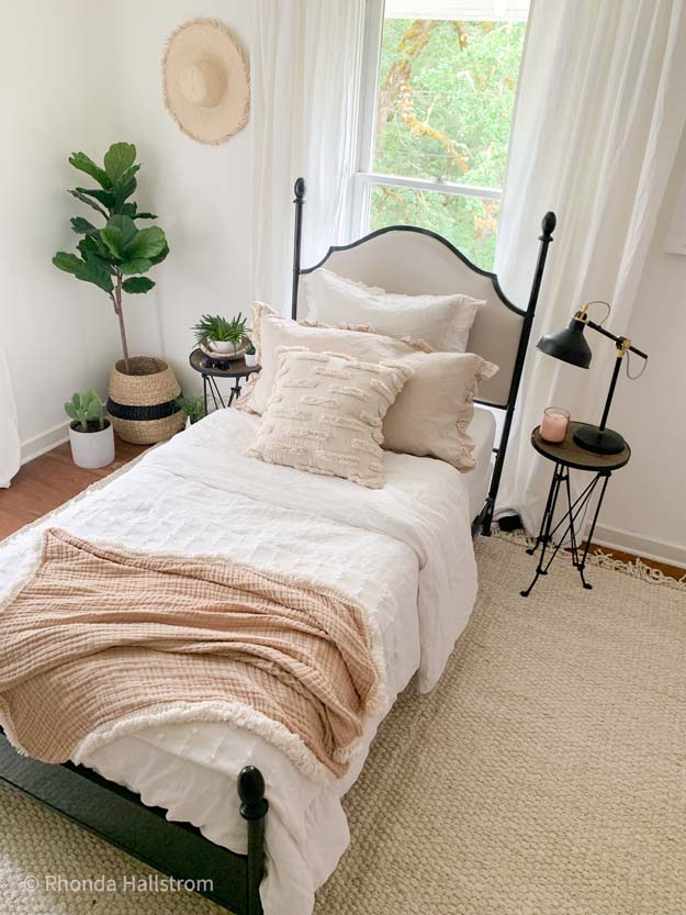 7 Style Tips for a Girls Bedroom |girls bedroom|farmhouse rug|modern farmhouse|modern rug|boho room|girls room|girls bedroom|Girls bedroom decor|boho bedding|house plants|best house plants|jute rug|layer rug|fringe rug|Hallstrom Home