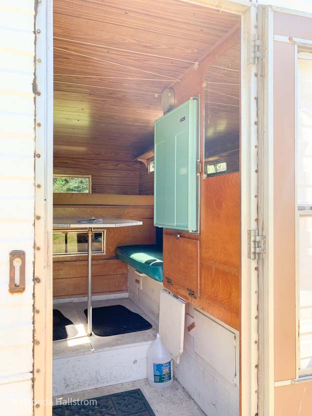 Camper Trailer Fixer Upper |camper reno|camper renovation|trailer reno|trailer renovation|diy fixer upper|fixer upper|diy trailer|update trailer|trailer update|shabby chic trailer|gypsy trailer|shabby chic|caravan|caravan reno|farmhouse style|modern farmhouse|HallstromHome