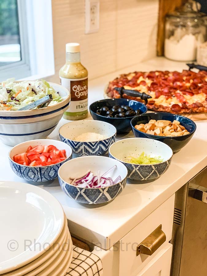 Family Pizza Night at Home |family night|pizza night|family pizza night ideas|elegant pizza night|easy pizza night ideas|fall tablescape|farmhouse fall tablescape|best pizza night|family night fun|HallstromHome