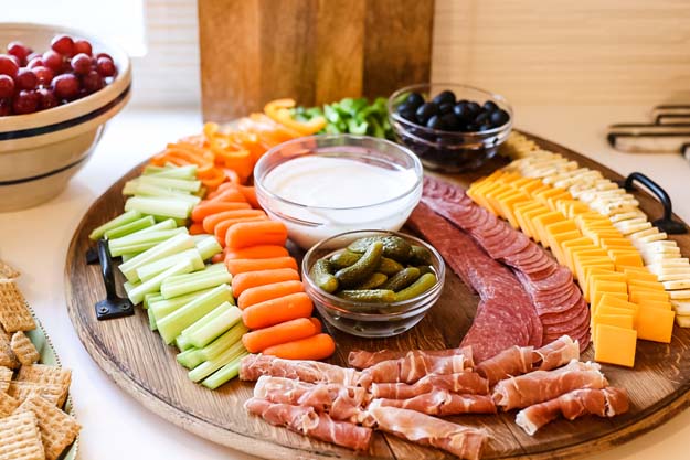 Easy Meat and Cheese Charcuterie Board |charcuterie board|thanksgiving appetizer|party planning|charcuterie board shopping list|serving tray|appetizer board|easy recipe|easy appetizer|party appetizer|farmhouse living|holiday recipe|holiday decor|HallstromHome