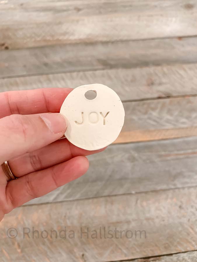 Tags Using Air Dry Clay |Clay Tags|clay tags diy|rustic clay tags|air dry clay ideas|clay gift tags|air dry clay gift tags|place setting tags|clay name tags|ceramic gift tags|HallstromHome