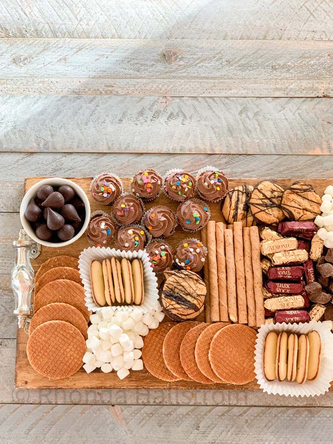 How to Build a Dessert Charcuterie Board |dessert board|party planning|dessert tray|charcuterie board|serving tray|dessert tray|party decor|holiday party|holiday recipe|easy recipe|dessert recipe|build a charcuterie board|dessert tray|HallstromHome