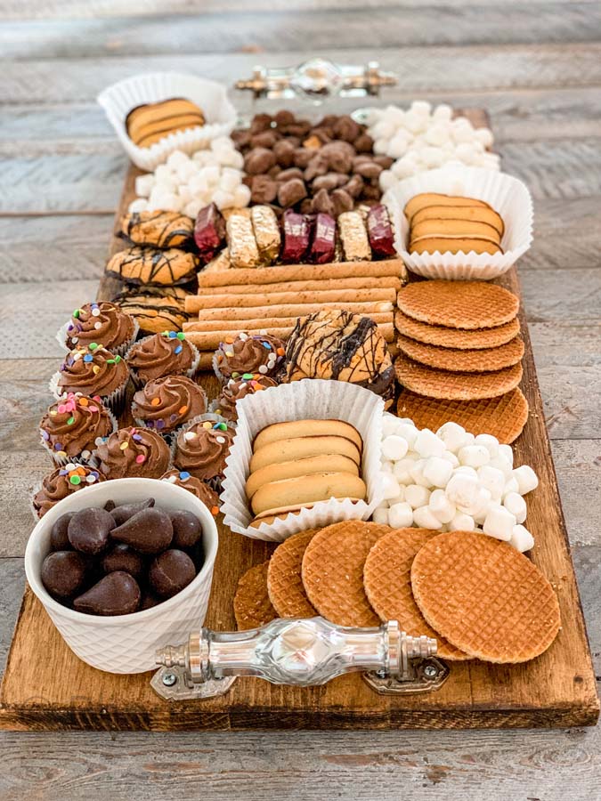 How to Build a Dessert Charcuterie Board |dessert board|party planning|dessert tray|charcuterie board|serving tray|dessert tray|party decor|holiday party|holiday recipe|easy recipe|dessert recipe|build a charcuterie board|dessert tray|HallstromHome