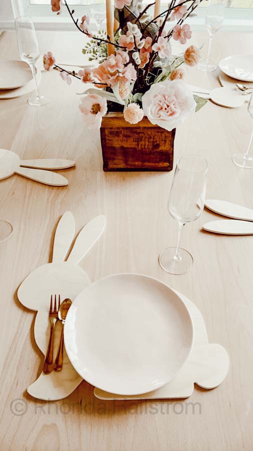 Easter Tablescape / how to set up an easter table scape / bunny plate chargers / wood bunny plates / easter plates / easy easter tablescape / easter brunch table / easter home decor / modern glam easter / modern farmhouse tablescape / easter glam decor / simple easter tablescapes / holiday tablescapes / tablescape easter decor / DIY tablescape / floral tablescape / HallstromHome
