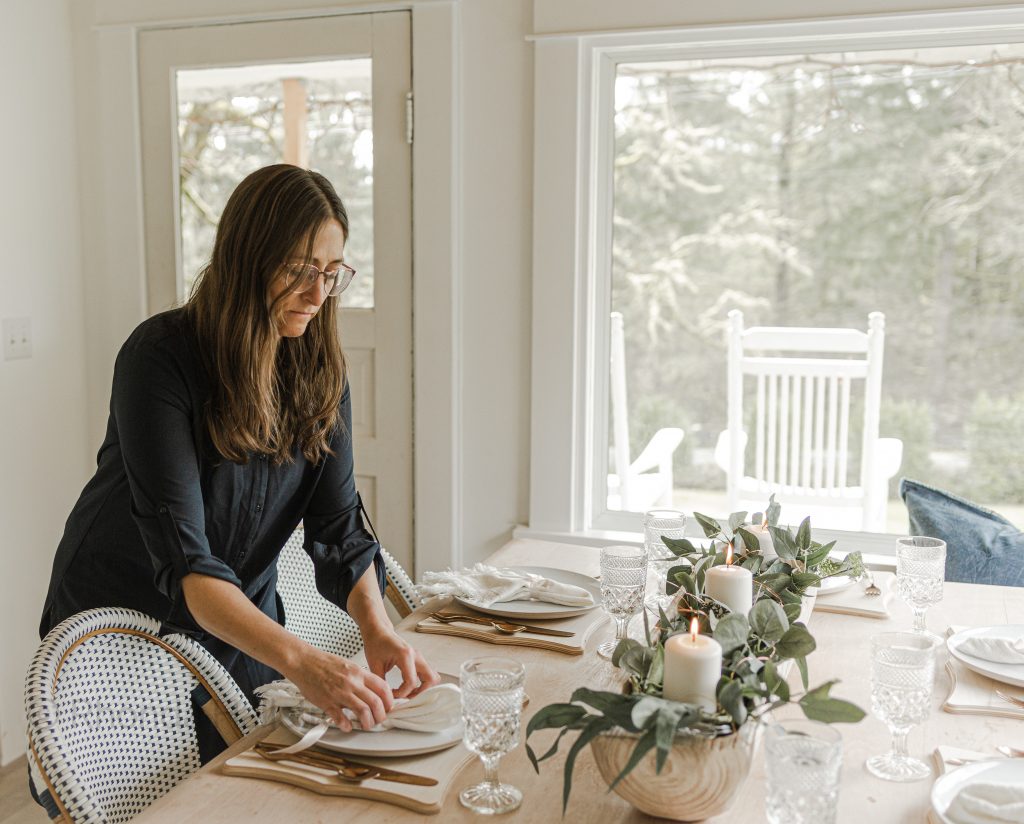 Modern Farmhouse Home Tour / Farmhouse kitchen tour / farmhouse living room tour / farmhouse dining room / modern bedroom / farmhouse home decor / modern farmhouse remodel and tour / living room mantel / bedroom decor / summer farmhouse style / HallstromHome