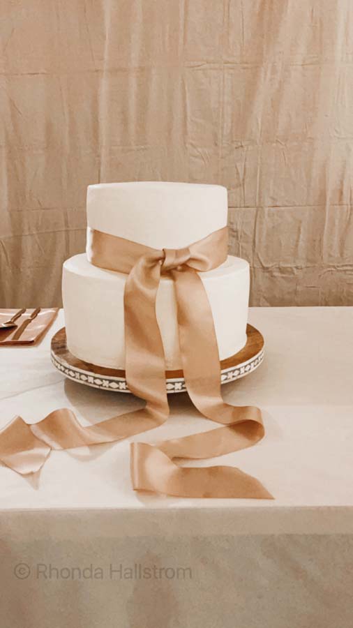 Rustic Wedding Cake / DIY Rustic Wedding Cake / How To Make Rustic Wedding Cake / Wedding Cake Rustic / Wedding Cake Designs / HallstromHome 