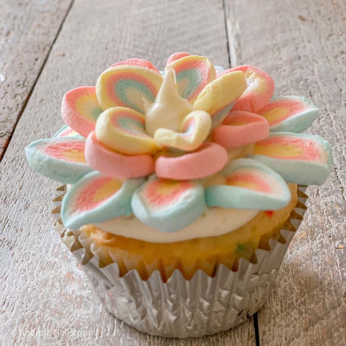 Ideas For Cupcake Decorating / How To Cupcake Decorating / Cupcake Ingredients / Cupcake How To Make / Cupcake Decorating Easy Ideas / Cupcake Decorating With Tips / Cupcake Decorating How To / HallstromHome