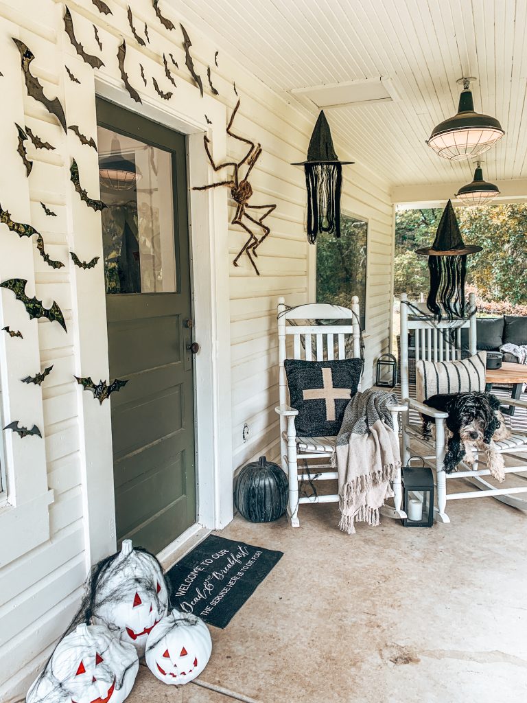 Halloween Decorations For The Porch / Halloween Porch Decor / Ideas For Halloween Front Porch / Halloween Porch Decorations DIY / Cute Halloween Porch Ideas / Hallstrom Home