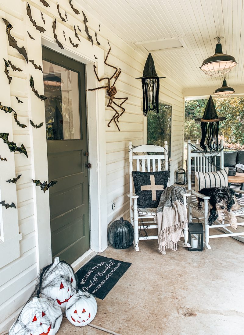 Halloween Decorations For The Porch / Halloween Porch Decor / Ideas For Halloween Front Porch / Halloween Porch Decorations DIY / Cute Halloween Porch Ideas / Hallstrom Home